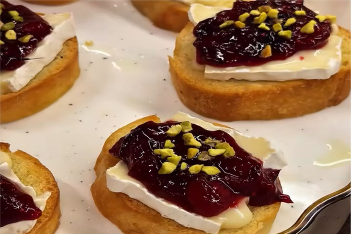 Подборка закусок из сыра с плесенью White Cheese from Zhukovka