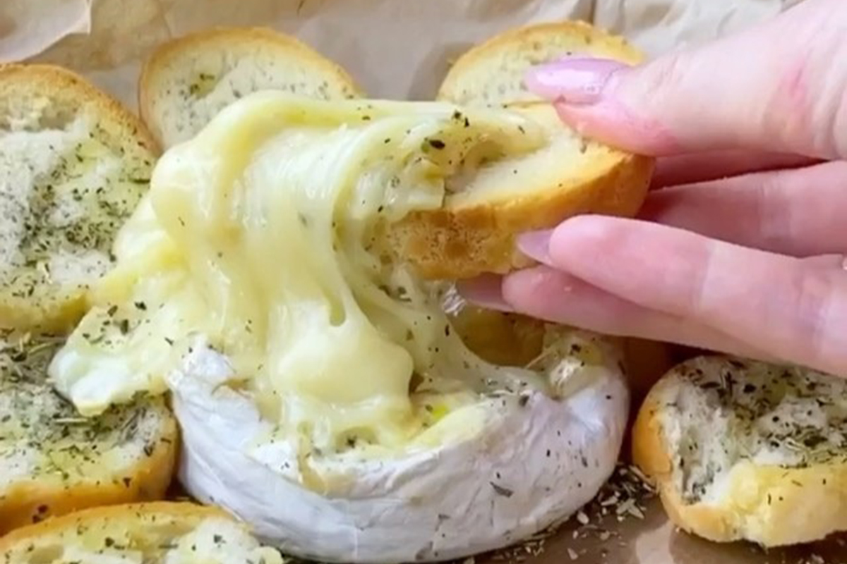 Сыр с черри в духовке с багетом