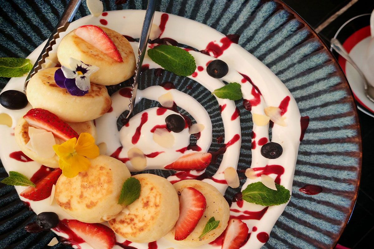 Сырники с клубничным вареньем и сыром Рикотта White Cheese from Zhukovka