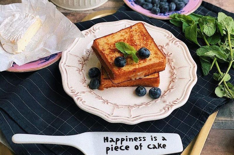 Быстро и вкусно: оригинальные французские тосты с Бри и голубикой
