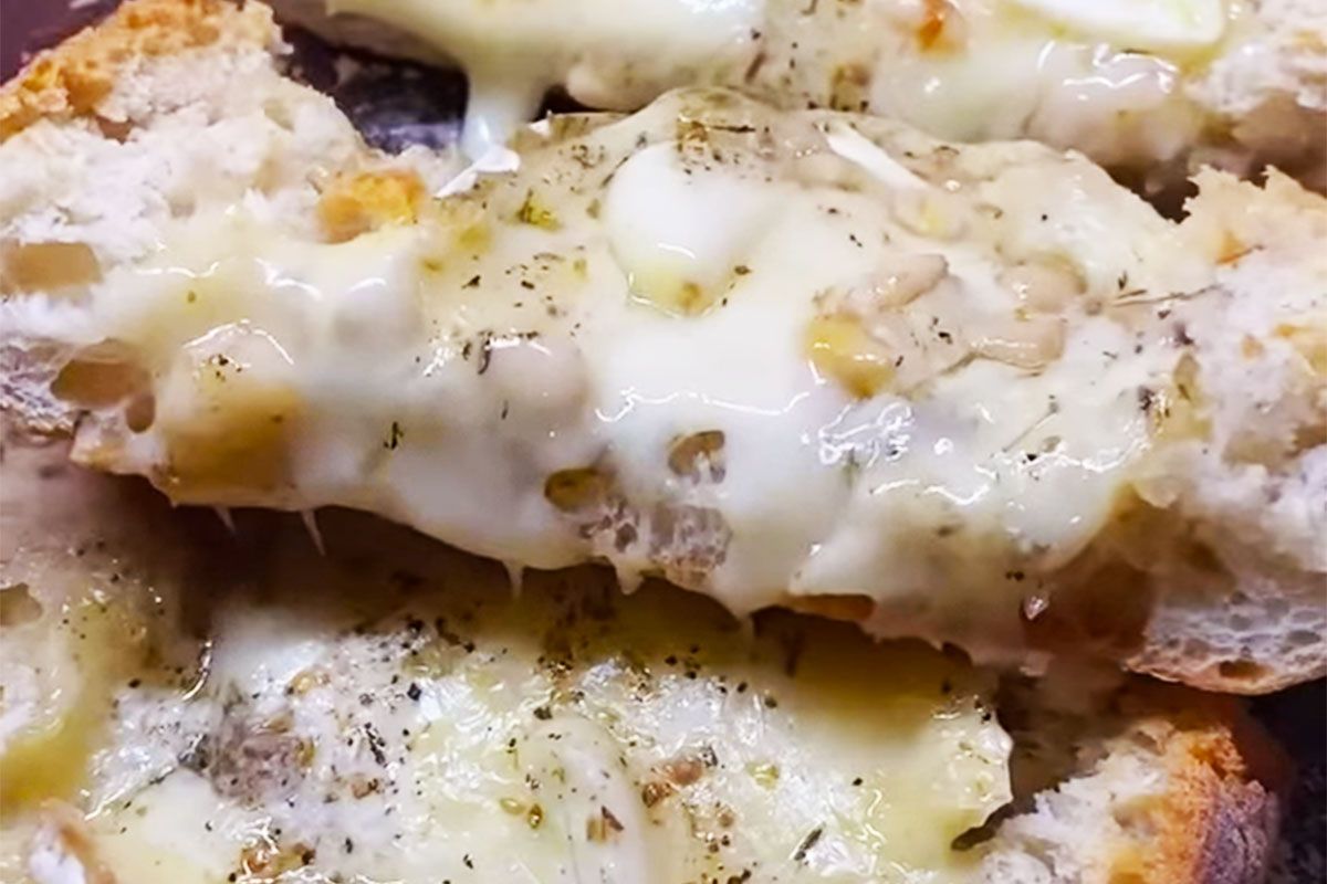 Чиабатта с сыром Бри с белым грибом, чесноком и кедровыми орешками