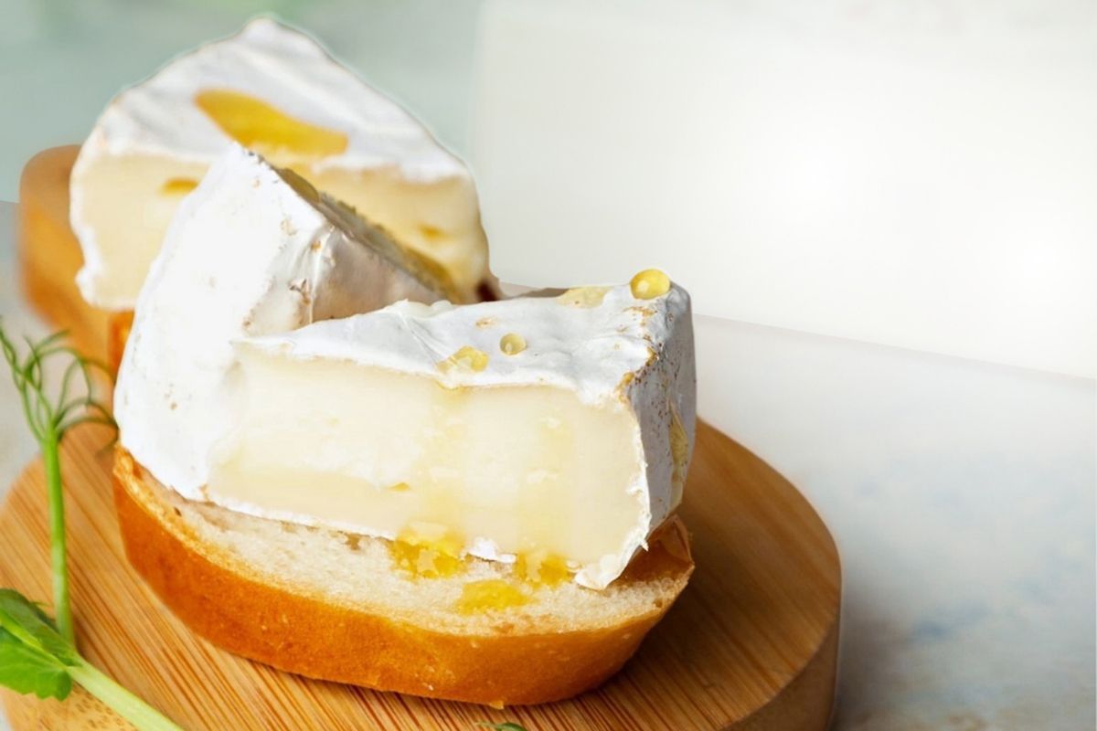 Каждый кусочек сыра White Cheese from Zhukovka — это настоящее наслаждение вкусом и ароматом!