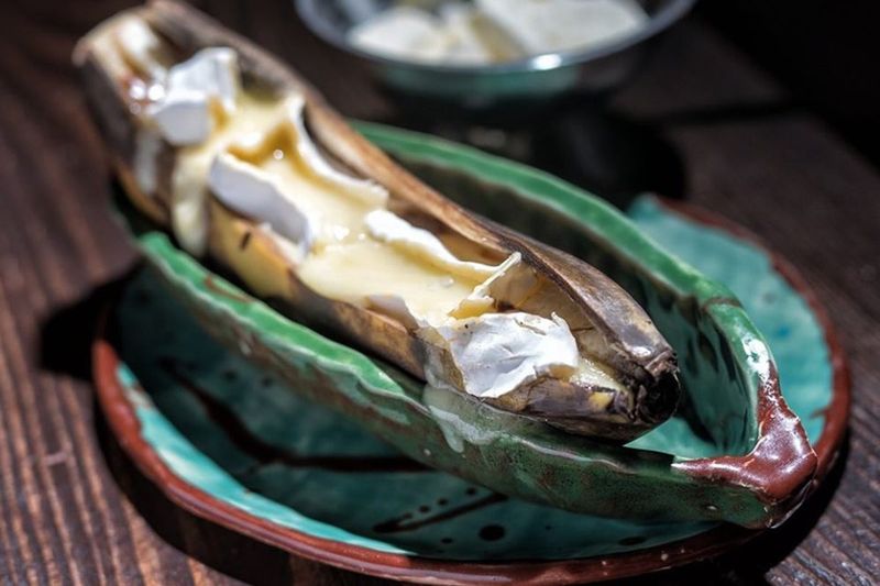 Изысканный десерт на особый случай: Камамбер, запеченный в банане