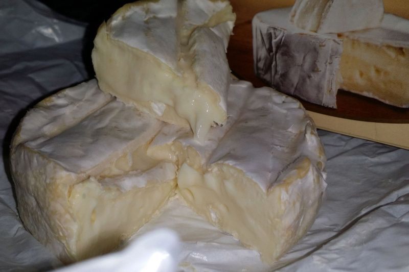 Как определить свежесть мягкого сыра с плесенью?