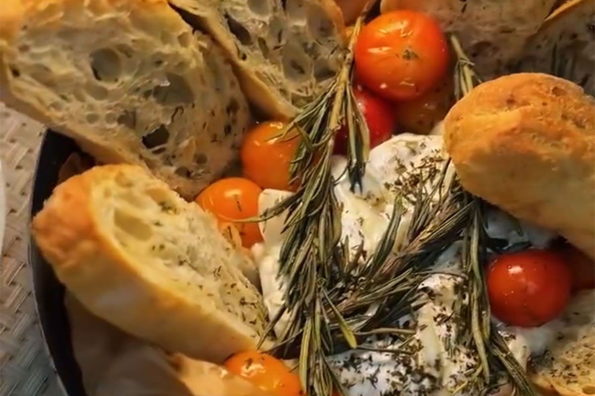 Запечённый сыр камамбер с розмарином и черри