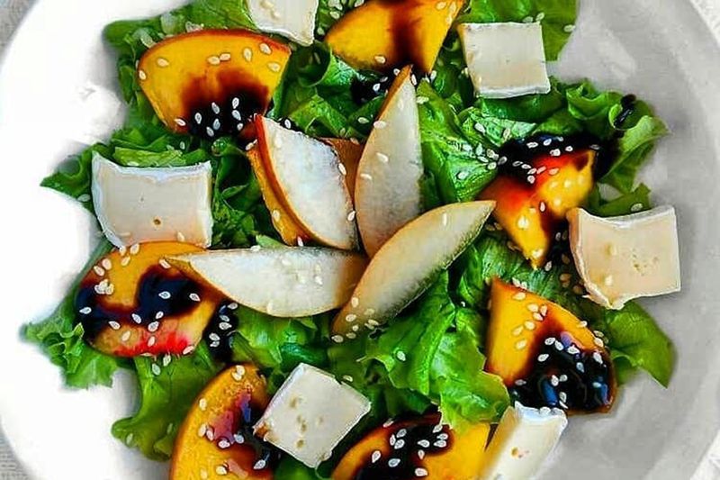 Легкий салат с Камамбером и персиками