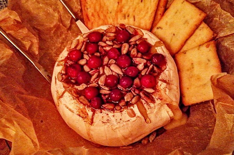 Медово-ореховый десерт с сыром Бри