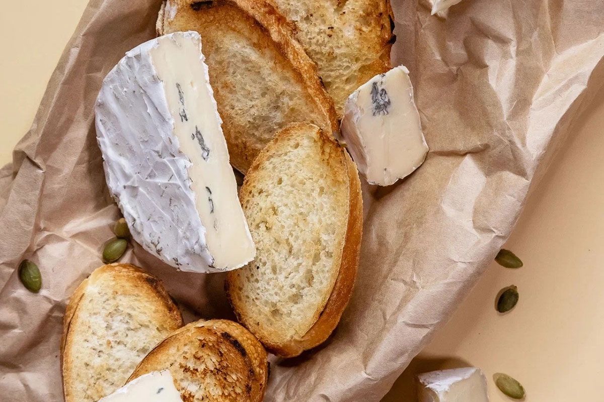 Нежный и таящий сыр идеально сочетается с итальянскими специями, маслом и теплым хлебом…