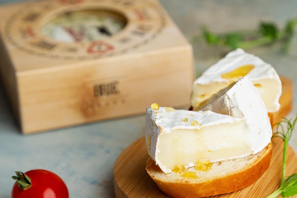 Перед тобой кусочек сыра White cheese from Zhukovka и сложный вопрос: съесть или не съесть?