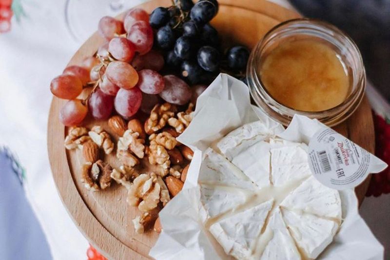 Рецепт десерта из сыра Камамбер, орехов, винограда и меда
