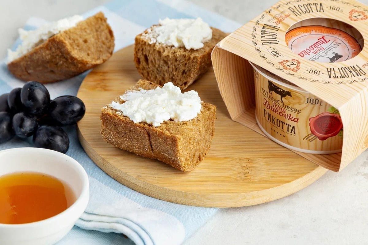 Рикотта White cheese from Zhukovka идеальна ко всему, но вы пробовали тост с ней и медом?