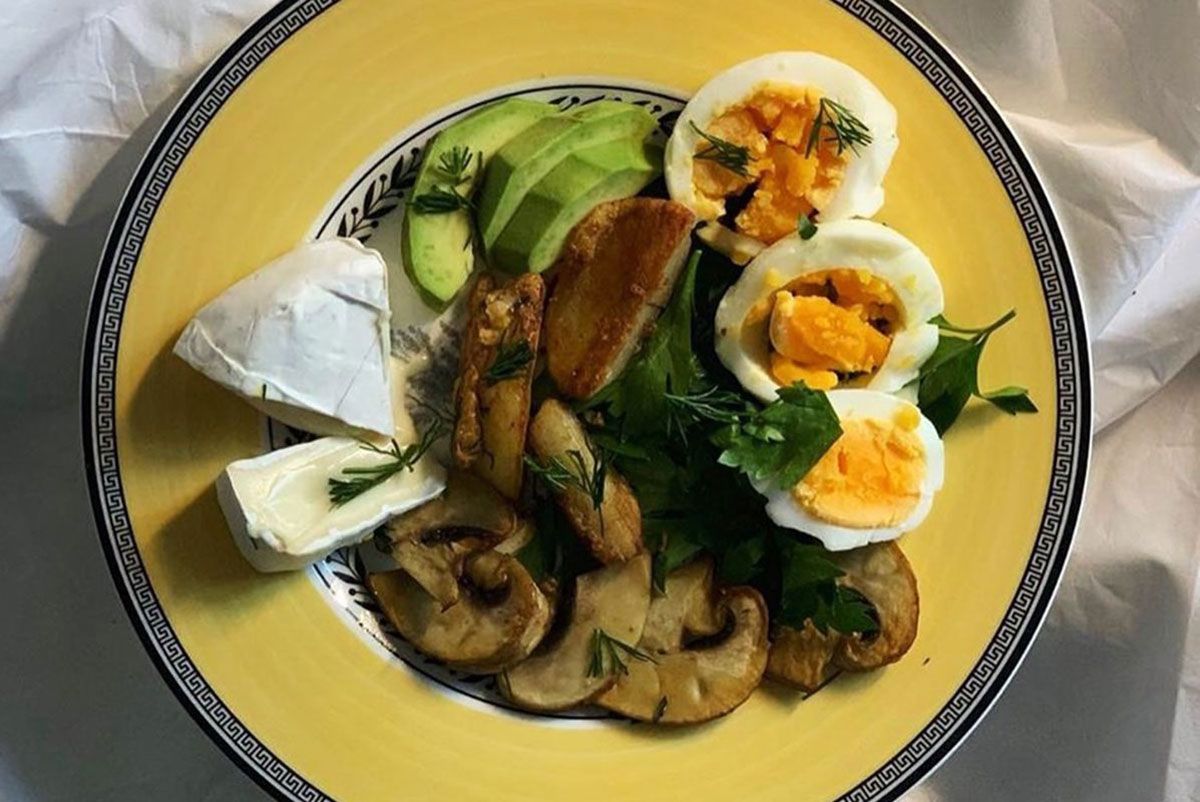 Салат с вареными яйцами, жаренными грибами и сыром Камамбер