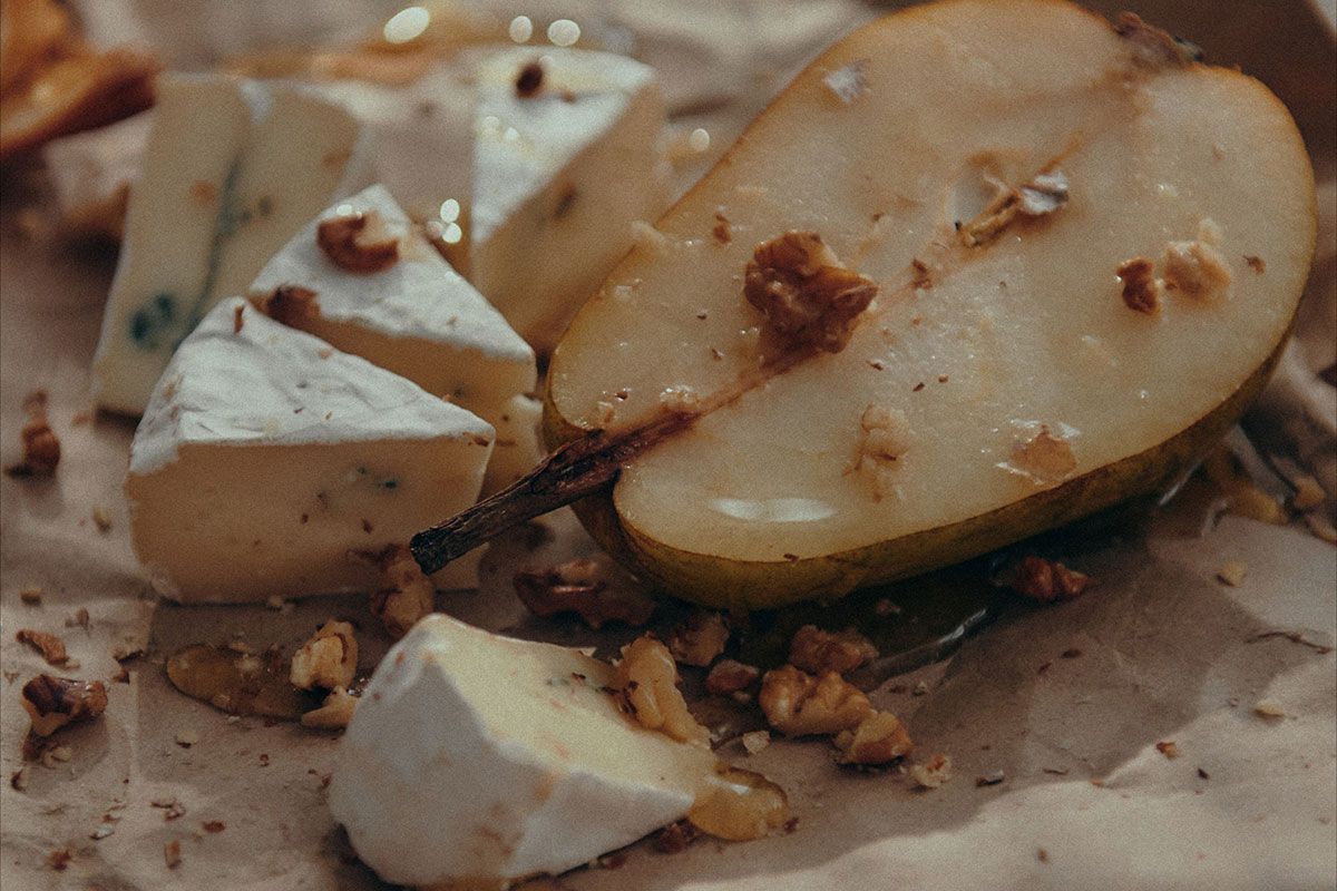 Сыр Камбоцола, запечённый с грушей, орехами и медом