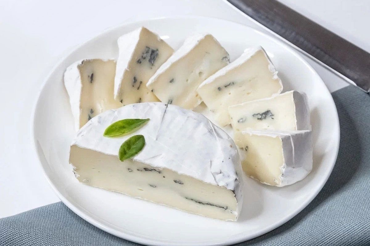 Сыр Камбоцола White Cheese from Zhukovka!, запеченный в духовке с орехами пекан и клюквой