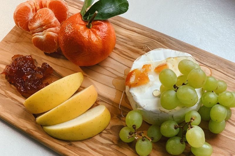 Сырно-фруктовая тарелка для отличного настроения