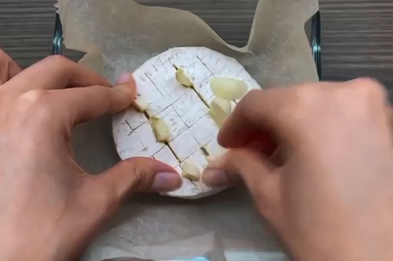Сливочный сыр Камамбер в духовке с чесноком и розмарином