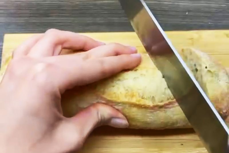 Сливочный сыр Камамбер в духовке с чесноком и розмарином