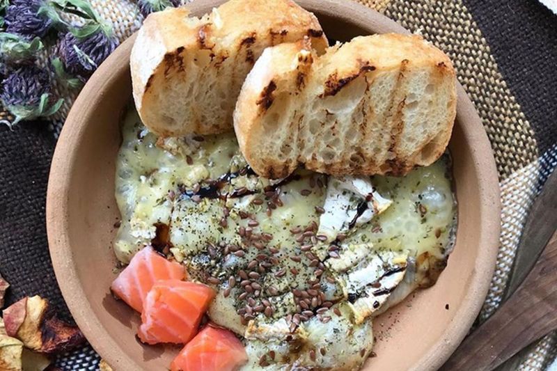 Вкусно и полезно: пикантный Камамбер с багетом и семгой на завтрак