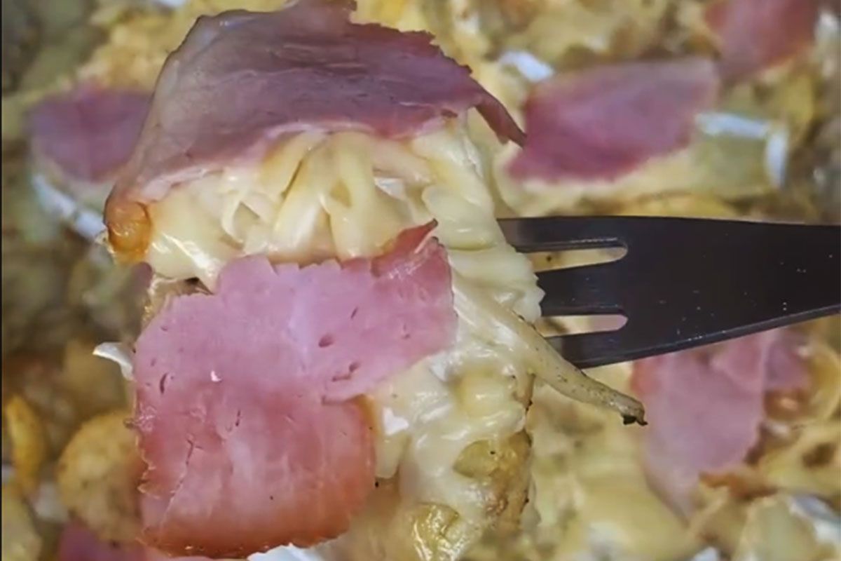 Горячая закуска с чипсами и сыром Камамбер