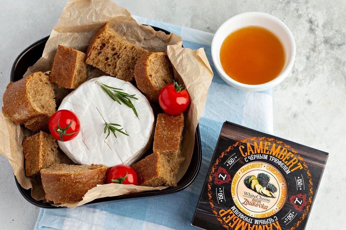 Запекайте Камамбер White cheese from Zhukovka с черным трюфелем в классическом варианте